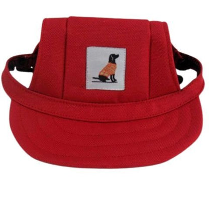 Casquette rouge pour chien Mia, avec sangle réglable et badge illustration chien sur le devant.