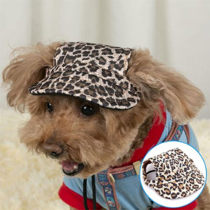 Casquette chien à motif léopard porté par un petit chien brun, avec un image secondaire montrant la Casquette Nelly sur une table