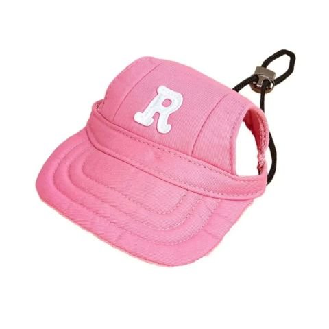Casquette rose pour chien Rosco avec visière et lanière réglable, crochet noir attaché par derrière.