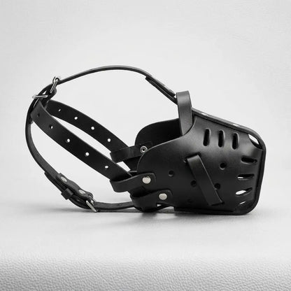 Muselière pour chien en cuir noir avec sangles ajustables et ouverture pour ventilation, modèle Fidgy.