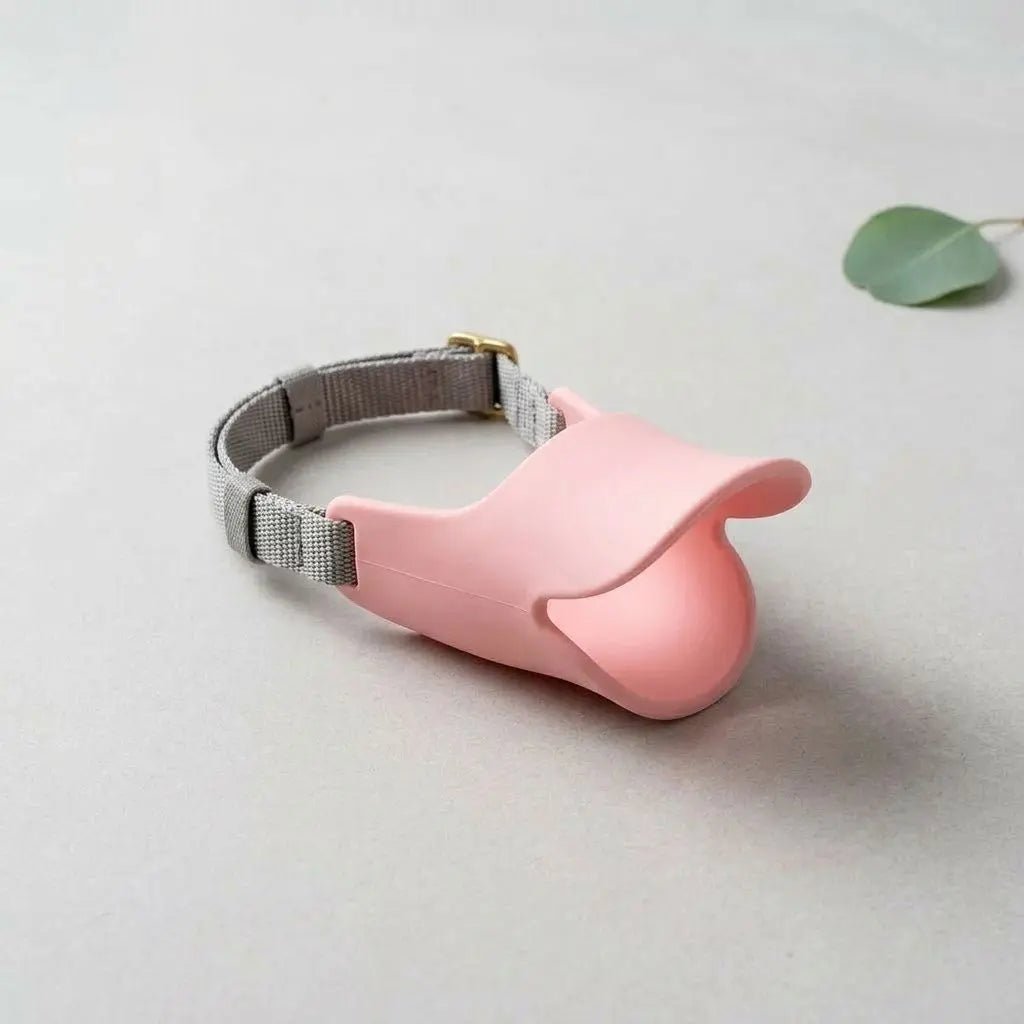 Muselière pour chien de couleur rose avec sangles grises, nom Muselière Chien / Tinour.