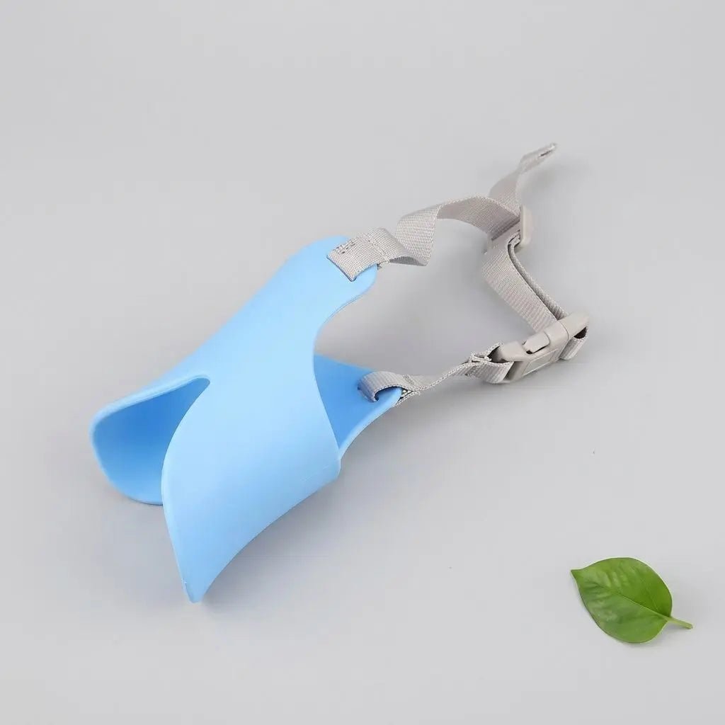Muselière pour chien en silicone bleu avec sangle gris et boucle à détachement rapide, modèle Muselière Chien / Tinour, vue latérale.